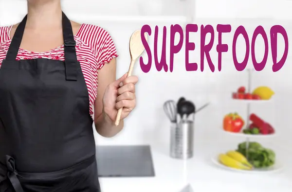 Bucătar superfood care deține fundal concept lingură de lemn — Fotografie, imagine de stoc