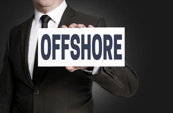 Offshore-Zeichen wird von Geschäftsmann gehalten — Stockfoto
