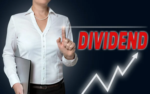 Pantalla táctil de dividendo es operado por fondo de mujer de negocios — Foto de Stock