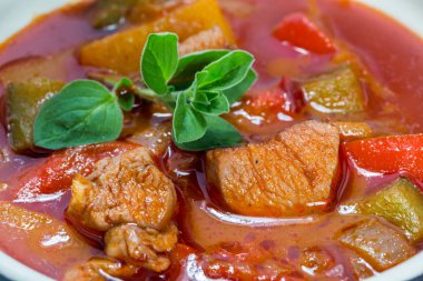 Gulaş cocotte mercanköşk makro içinde