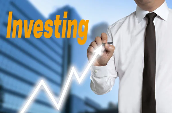 Investeren handelaar vestigt de marktprijs op touchscreen — Stockfoto