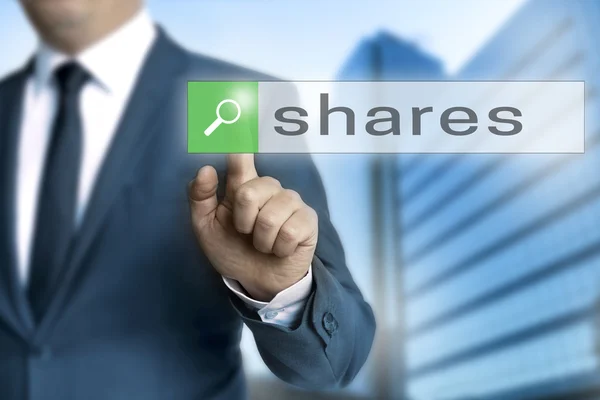 Compartilhamentos navegador é operado por empresário fundo — Fotografia de Stock