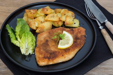 Şnitzel ile patates salatası ve limon