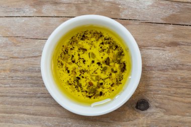 bitkisel yağ DIP makro ahşap arka plan ve üstten görünüm