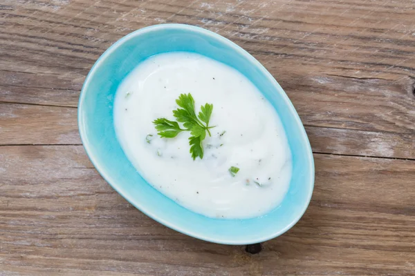 Joghurt-Dip-Kräuter-Makro auf Holz-Hintergrund und Draufsicht — Stockfoto