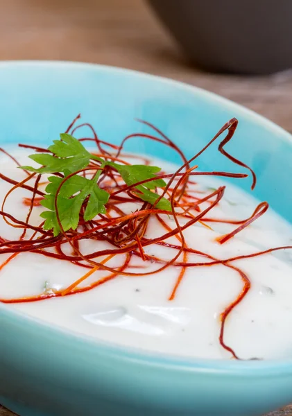 Йогурт травяной соус с нитками чили на деревянном фоне — стоковое фото