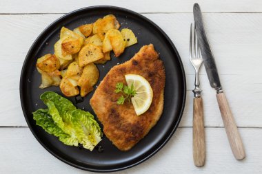 Şnitzel ile patates salatası ve limon