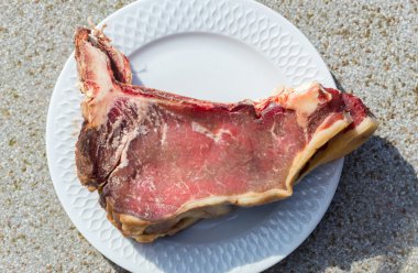 Öküz chop kuru bir plaka üzerinde ham yaşlı