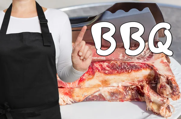 Chef barbecue con carne alla griglia e pinze per barbecue — Foto Stock