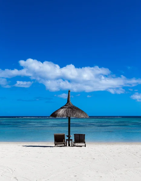 Playa de arena blanca de Flic en Flac Mauricio con vistas al mar — Foto de Stock