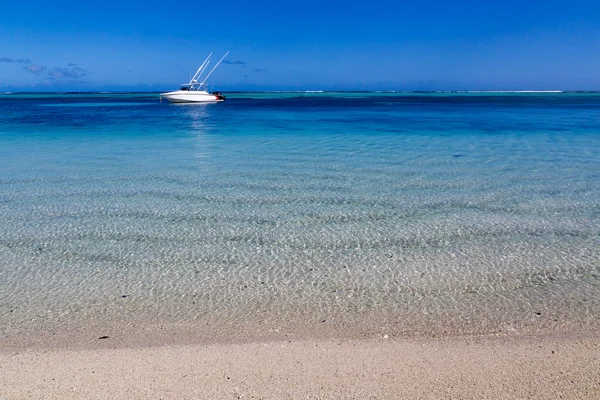 Білий пісок пляжу Le Morne Маврикійська з видом на море — стокове фото