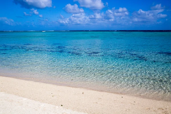 Білий пісок пляжу Le Morne Маврикійська з видом на море — стокове фото