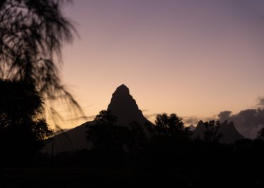 Gündoğumunda Piton de la Petite silueti Panorama Mauritius.
