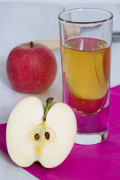 Apple juice freshly squeezed in glass on wood — Stock Photo, Image