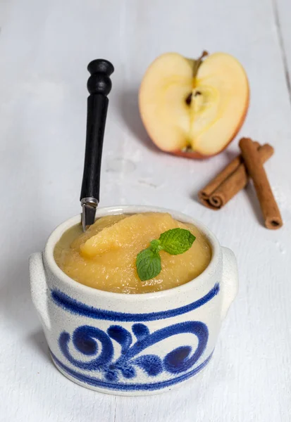 Applesauce with cinnamon in stoneware bowl — Stock Photo, Image