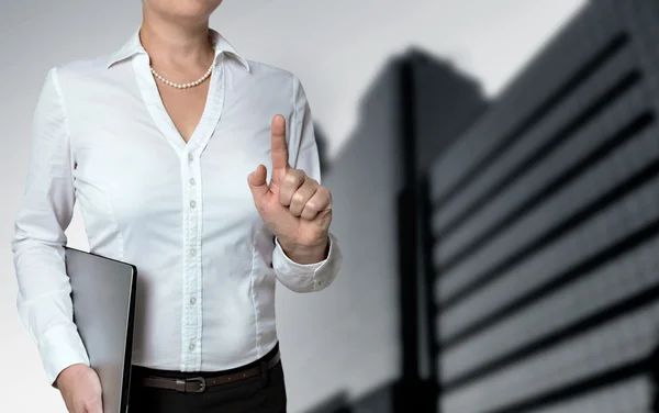 Geschäftsfrau zeigt mit dem Finger auf Konzept — Stockfoto