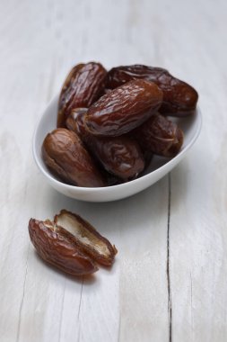 Beyaz ahşap arka planda kurumuş tarihler.