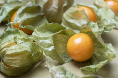 Tahta arka planda Physalis meyveli makro..