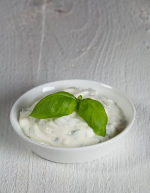 Krem peynir dip fesleğen ile