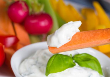 Sebze sopa ot ve domates sos ile