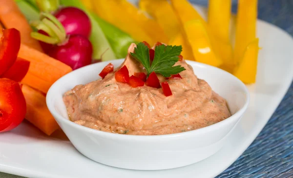 Vegetable sticks with herb and tomato dip — Stock Photo, Image