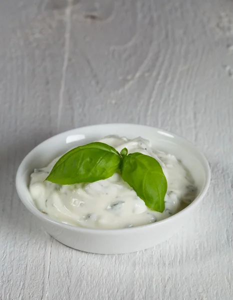 Frischkäse-Dip mit Basilikum — Stockfoto