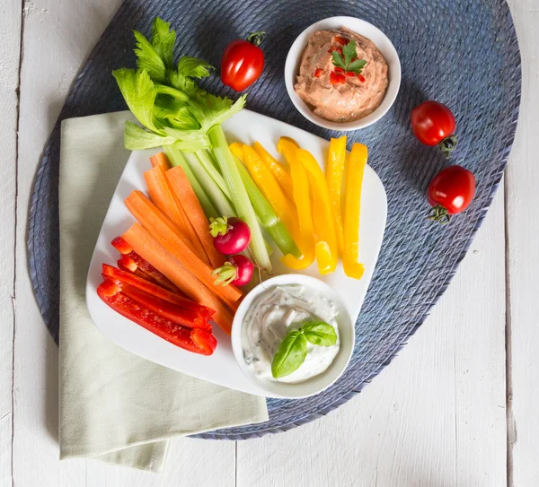 Palitos de verduras con salsa de hierbas y tomate —  Fotos de Stock