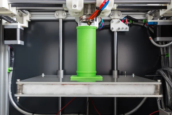 3D-Druck mit hellgrünem Filament — Stockfoto