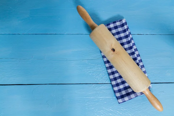 Brödkavel och handduk på blå trä bakgrund — Stockfoto