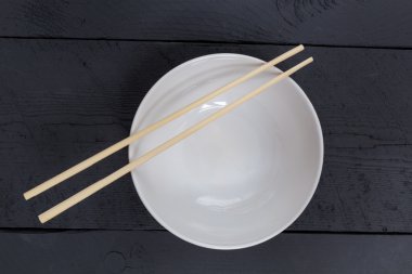 Çubuk üzerinde bir siyah ahşap kuş bakışı ile kase