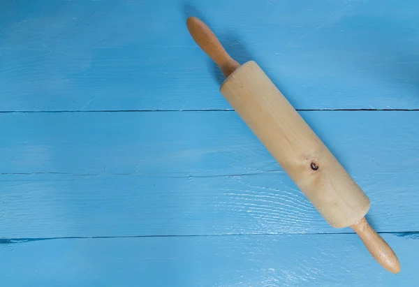 Rolling pin on blue wood as a background — Stock Photo, Image