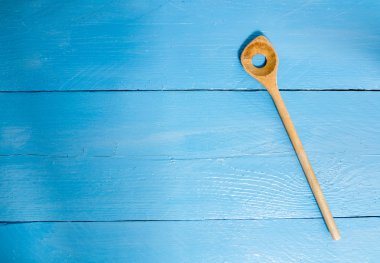 Tahta kaşık arka plan olarak mavi ahşap üzerine