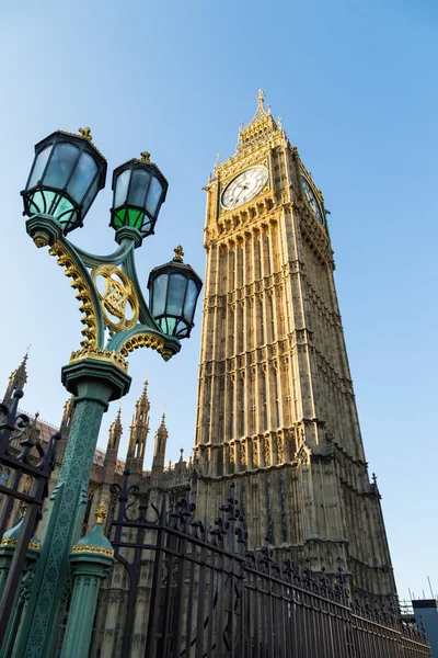 Big Ben avec lanterne et ciel bleu — Photo