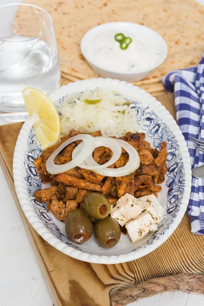 Gyros met Tzatziki Koolsla olijven en fetakaas — Stockfoto