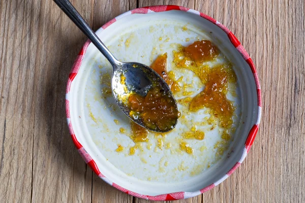 Chutney d'ananas à l'oignon sur bois rustique — Photo