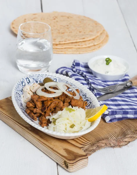 Gyros con aceitunas Tzatziki Coleslaw y queso feta —  Fotos de Stock