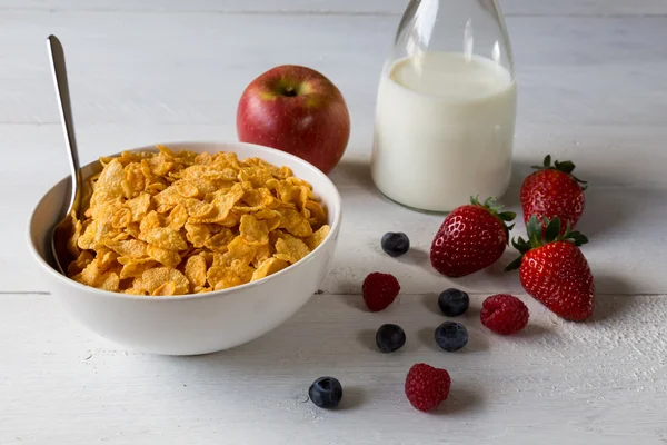 Cornflakes in een kom — Stockfoto