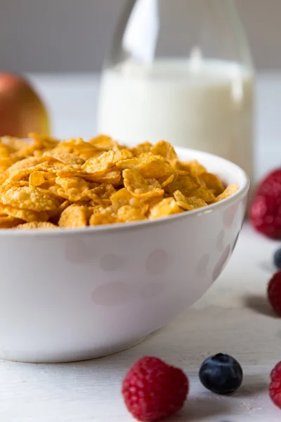 Cornflakes in een kom — Stockfoto