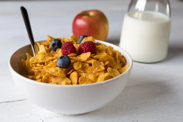 Cornflakes in een kom — Stockfoto