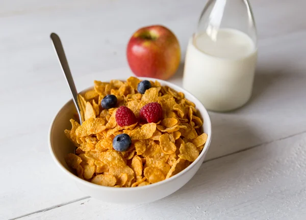 Cornflakes in een kom — Stockfoto