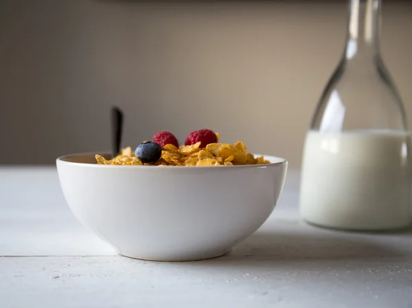 Cornflakes in een kom — Stockfoto