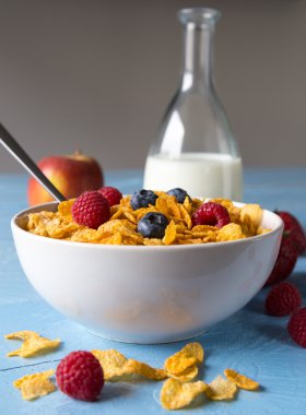 süt ve meyve bir kase mısır gevreği