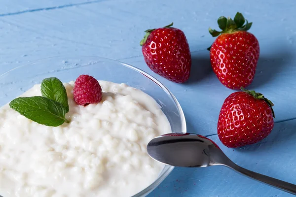 Rice pudding with mint — Stock Photo, Image