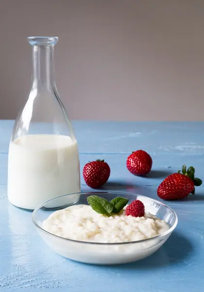 Rice pudding with mint — Stock Photo, Image