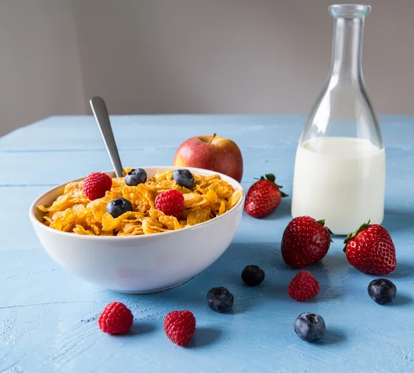 Flocos de milho em uma tigela com leite e frutas — Fotografia de Stock
