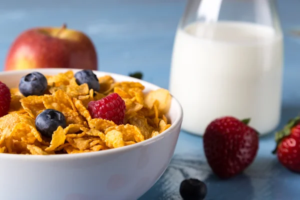 Cornflakes in einer Schüssel mit Milch und Früchten — Stockfoto