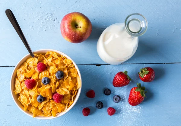 Süt ve meyve bir kase mısır gevreği — Stok fotoğraf