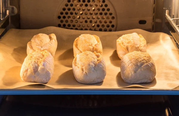 Buns are baked in an oven — Stock Photo, Image