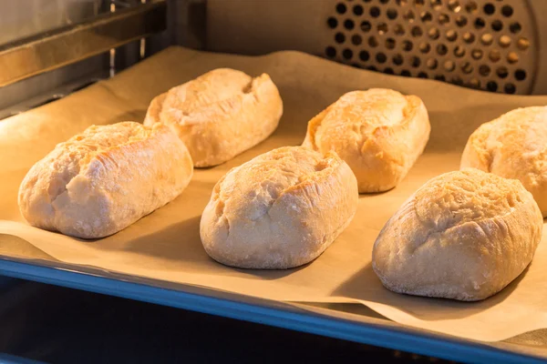 Buns are baked in an oven — Stock Photo, Image