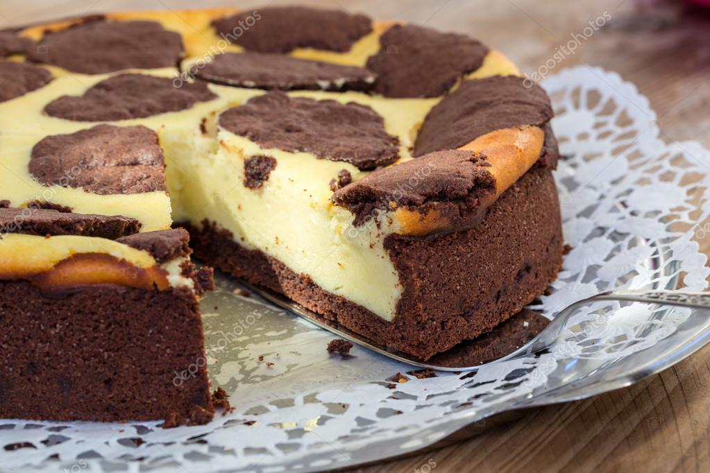 Rusa arrancando pastel en rústico fondo de madera se corta 2024